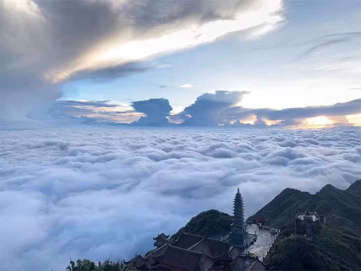 Một điểm ngắm mây dễ dàng hơn ở Lào Cai là thị trấn Sa Pa, nơi cứ sáng sớm và chiều tà cuối năm là mây sương bay là là khắp các đỉnh núi bao quanh, xen lẫn tiết trời se lạnh sớm. Nếu tới Sa Pa, trải nghiệm leo núi trong ngày hoặc đi cáp treo tới đỉnh Fansipan chắc chắn không thể bỏ qua. Những ngày tháng 10 này, ngồi cáp treo và dừng chân ở từng trạm trên đường tới đỉnh cao nhất của Fansipan, du khách sẽ được mãn nhãn với biển mây dày đặc và trắng xóa. Ảnh: Bach Tran