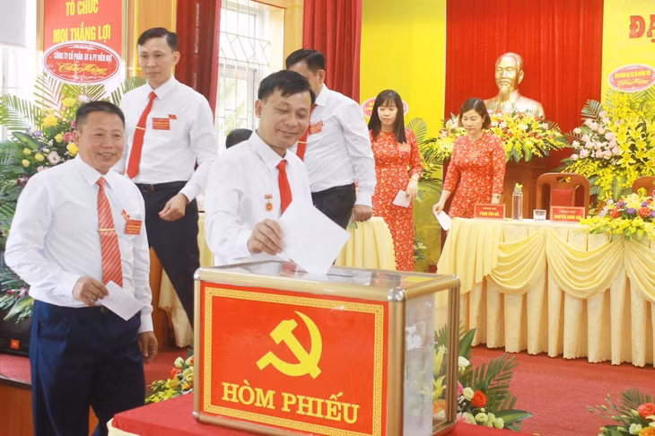 Các đại biểu bỏ phiếu bầu Ban Chấp hành Đảng bộ phường Cộng Hòa (TX Quảng Yên) nhiệm kỳ 2020 - 2025. Ảnh: Trung tâm TT-VH Quảng Yên