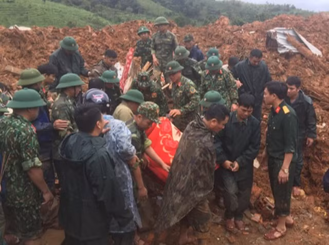 Lực lượng cứu hộ đưa những nạn nhân tìm thấy được ra khỏi đống đổ nát.