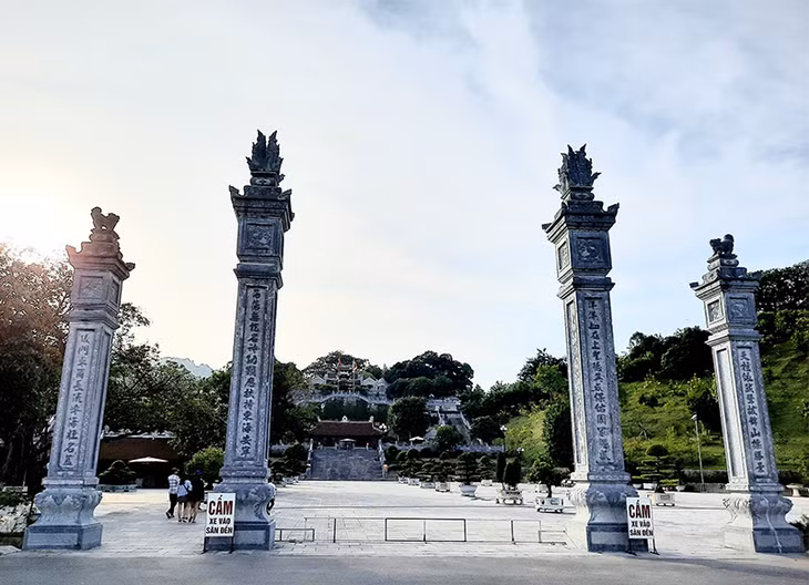 Không gian đền Cửa Ông luôn khoáng đạt.