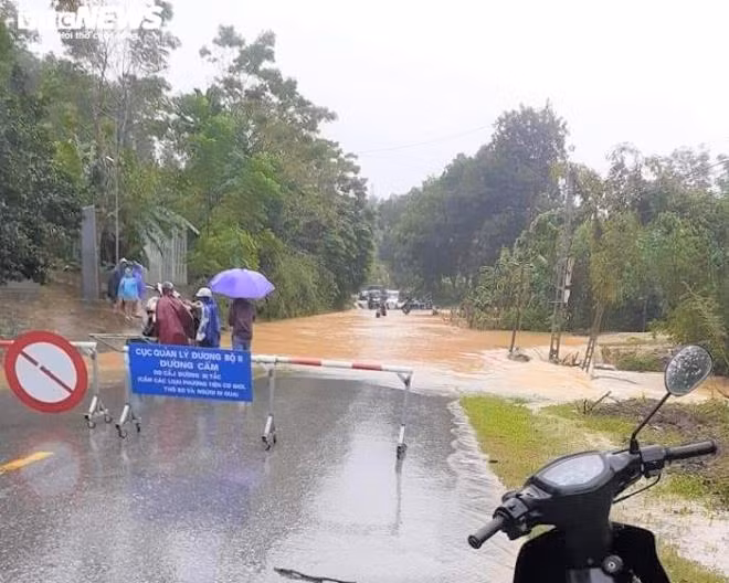 Đường Hồ Chí Minh đoạn qua huyện Anh Sơn bị ngập lụt.
