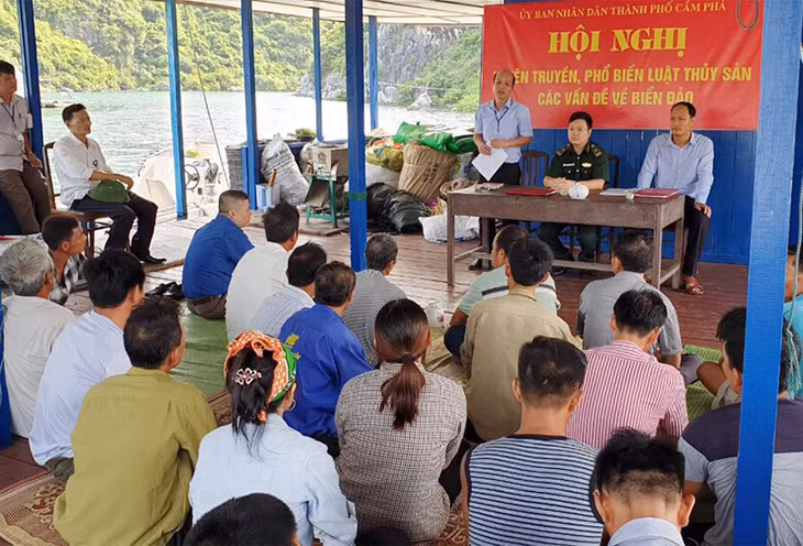Các cơ quan, đơn vị của TP Cẩm Phả tuyên truyền cho ngư dân xã Cẩm Hải các vấn đề về biển đảo.
