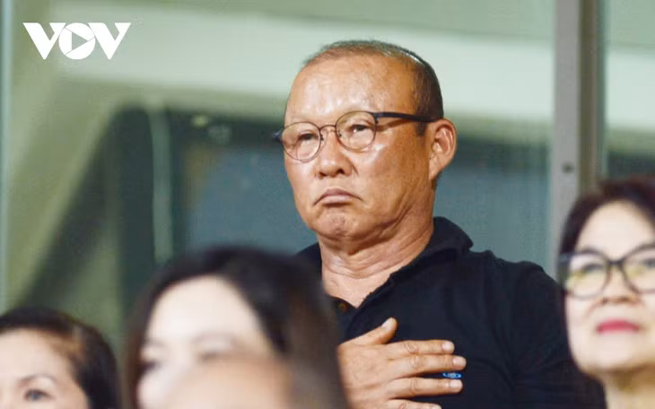 HLV Park Hang Seo dự khán 2 trận đấu ở vòng 4 giai đoạn 2 V-League 2020 (Ảnh: Dương Thuật).