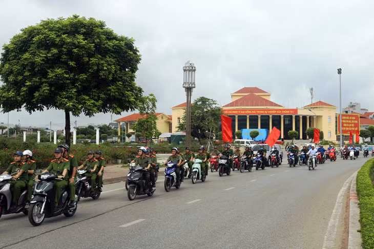 Công an TP Móng Cái cùng các tổ chức đoàn thể, chính trị xã hội trên địa bàn TP Móng Cái xuống đường tuyên truyền về phòng, chống ma túy.