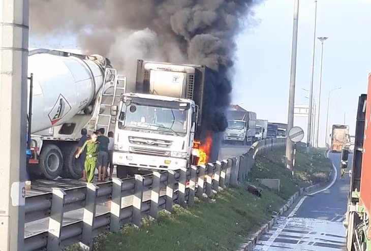 Xe container bốc cháy 