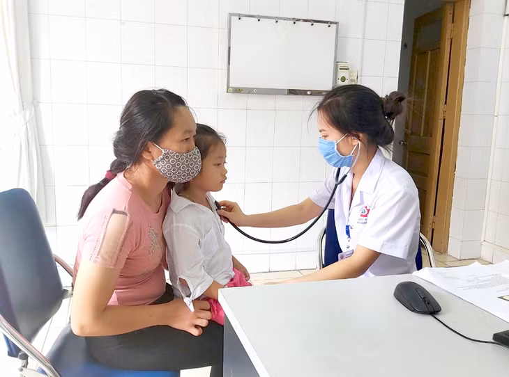 Khám bệnh cho trẻ tại Bệnh viện Đa khoa tỉnh.