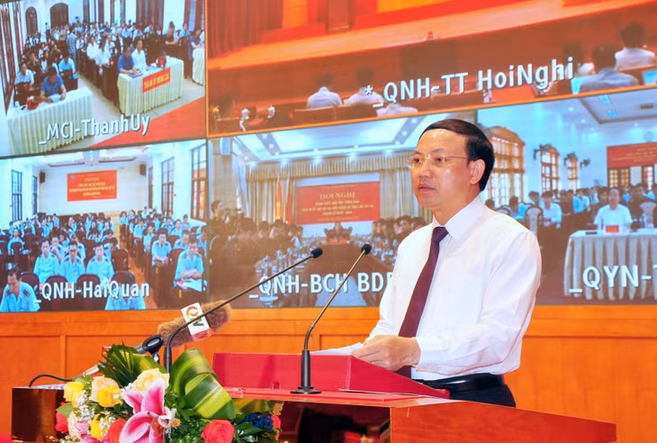 Đồng chí Bí thư Tỉnh ủy, Chủ tịch HĐND tỉnh Nguyễn Xuân Ký quán triệt tại hội nghị. 