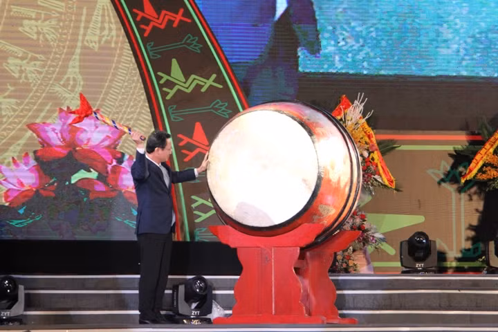Đồng chí Cao Tường Huy, Phó Chủ tịch Thường trực UBND tỉnh, đánh trống khai mạc Tuần Văn hóa thể thao.