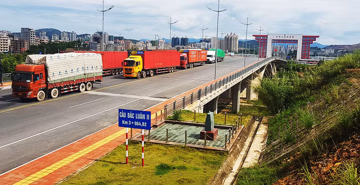 Hoạt đông xuất nhập khẩu hàng hóa tại khu vực cầu bắc Luân II.