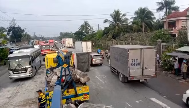 Vụ tai nạn khiến hàng loạt phương tiện các loại qua lại nơi này bị ùn ứ kéo dài trên đường.