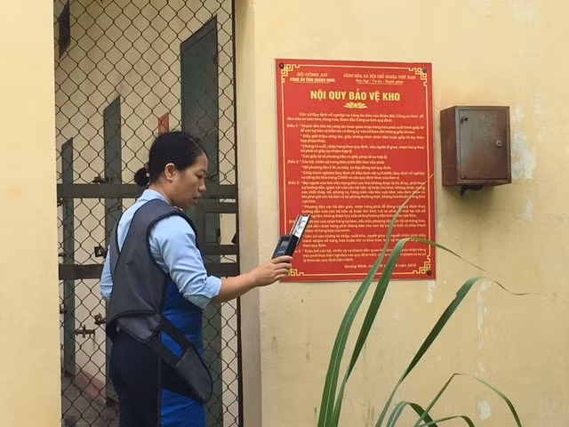 Cán bộ Sở KH&CN kiểm tra việc sử dụng thiết bị phóng xạ và an toàn nguồn phóng xạ tại Công an tỉnh.