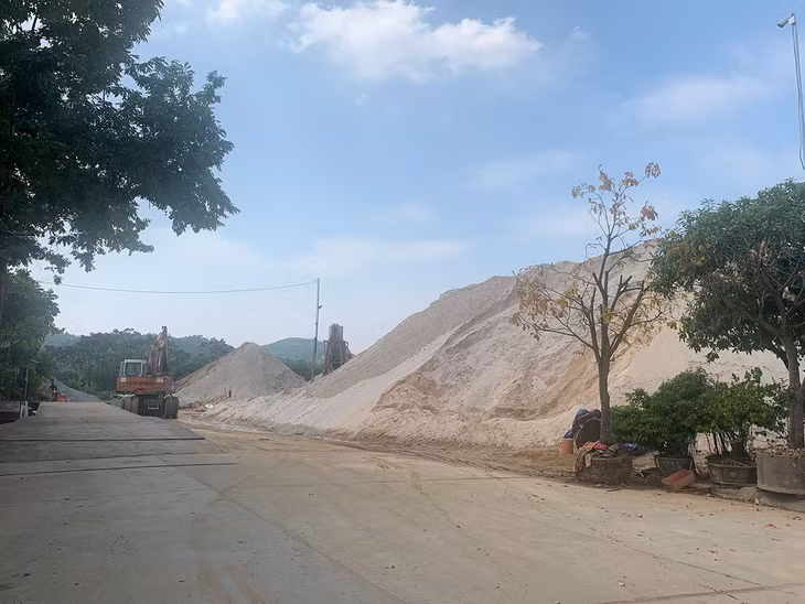 Công an TP Hạ Long kiểm tra kích thước thành, thùng của phương tiện chở VLXD trên địa bàn.