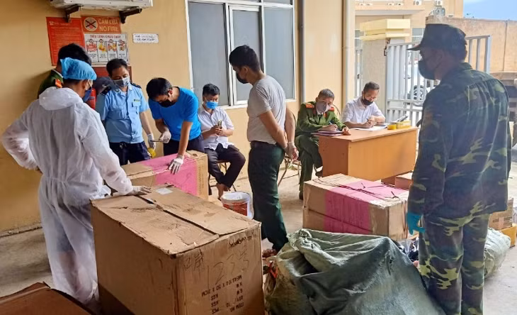 c lượng kiểm soát Chi cục HQCK Hoành Mô chủ trì phối hợp kiểm tra hàng hóa vi phạm