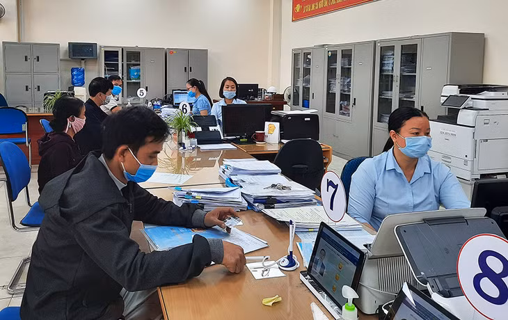 Người dân giao dịch tại Trung tâm Hành chính công TX Đông Triều