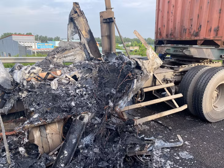 Đầu của hai xe container cháy rụi