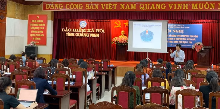 Ông Nguyễn Đức Toàn, Phó Giám đốc Trung tâm truyền thông - BHXH Việt Nam truyền đạt các kỹ năng trong hoạt động truyền thông về BHXH, BHYT.