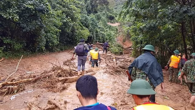 Hiện nay mưa lớn, núi tiếp tụt sụt lở, công việc cứu hộ, cứu nạn gặp rất nhiều nguy hiểm.