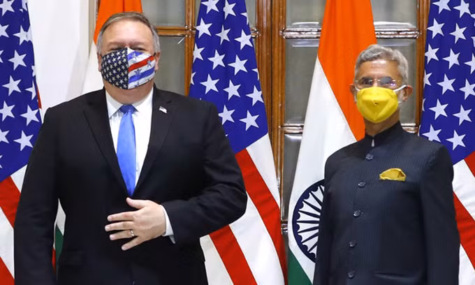 Ngoại trưởng Mỹ Mike Pompeo (trái) và Ngoại trưởng Ấn Độ Subrahmanyam Jaishankar tại New Delhi hôm 26/10. Ảnh: AFP.