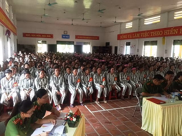 Phạm nhân trại giam Tân Lập trong hội nghị thi đua thực hiện nếp sống văn hóa trong trại giam. Ảnh: N.Vũ
