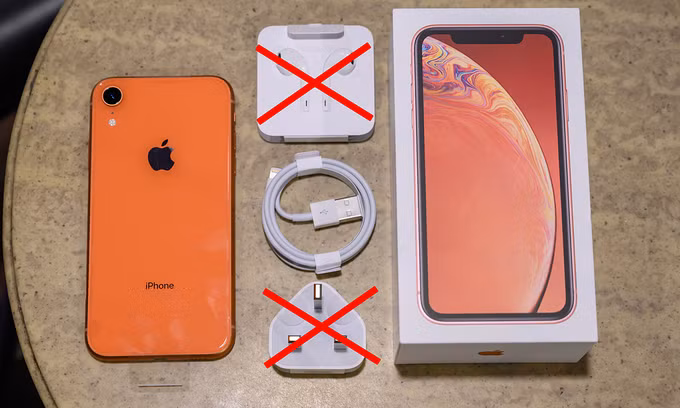 iPhone XR từng có sạc và tai nghe, nhưng các trang bị này có thể sẽ bị cắt bỏ trong thời gian tới. Ảnh: Huy Đức