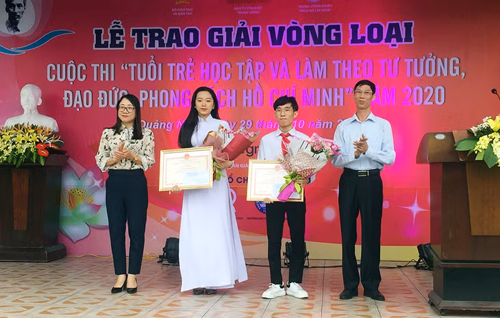 Lãnh đạo Sở GD và ĐT và Ban Tuyên giáo Thị ủy Đông Triều trao giấy khen của Sở GD và ĐT, chúc mừng 2 em Trần Đức Trí Nghĩa và Nguyễn Hoàng Yến.