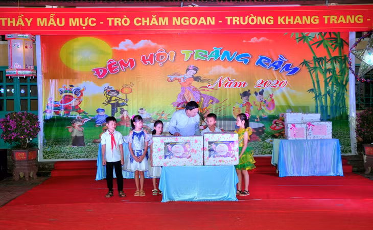 Đồng chí Bí thư Tỉnh ủy, Chủ tịch HĐND tỉnh Nguyễn Xuân Ký tặng quà Trung thu của cho các em học sinh trường 