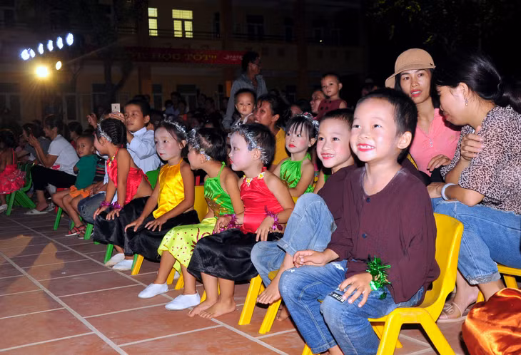 Niềm vui của các em nhỏ trong đêm hội trăng rằm.
