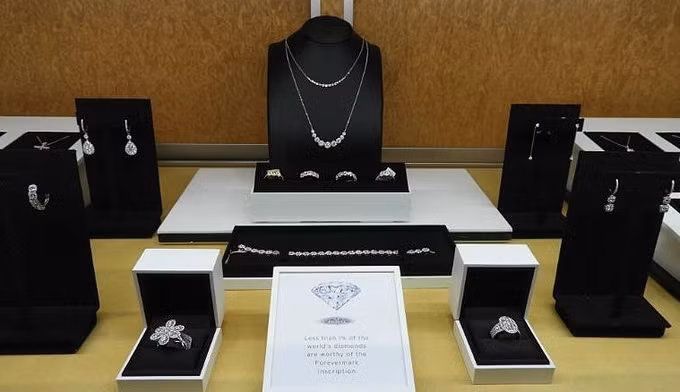 Trang sức kim cương của De Beers bán khá chạy trong dịp này. Ảnh: Van Cott Jewelers
