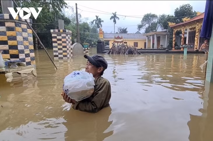 Một người dân Quảng Trị nhận nhu yếu phẩm hỗ trợ. (Ảnh minh họa)