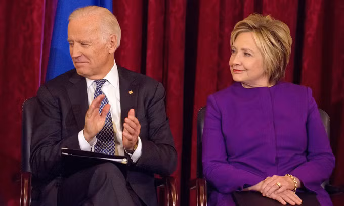 Ứng viên tổng thống đảng Dân chủ Joe Biden và cựu ngoại trưởng Mỹ Hillary Clinton tại một sự kiện ở thủ đô Washington hồi tháng 12/2016. Ảnh: Reuters.