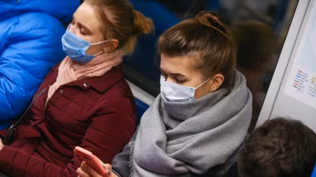 Nga áp dụng trở lại quy định đeo khẩu trang bắt buộc toàn quốc. (Ảnh: Moscow News)