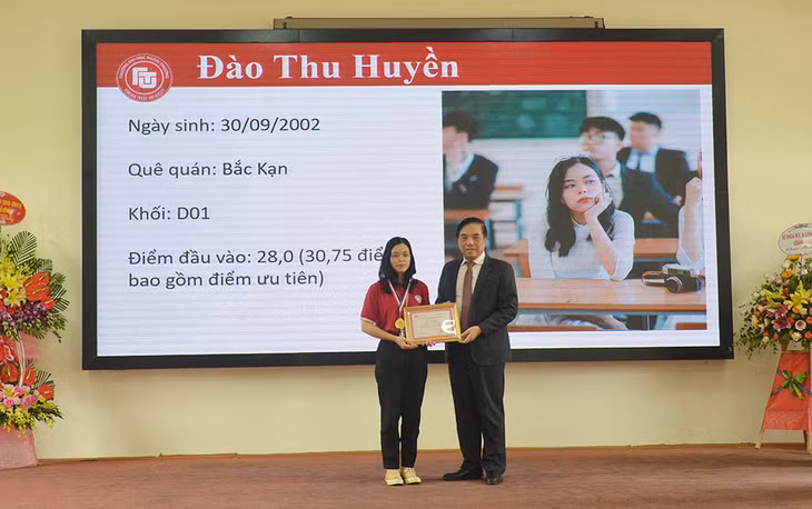 Hiệu trưởng Trường ĐH Ngoại thương khen thưởng cho thủ khoa đầu vào.