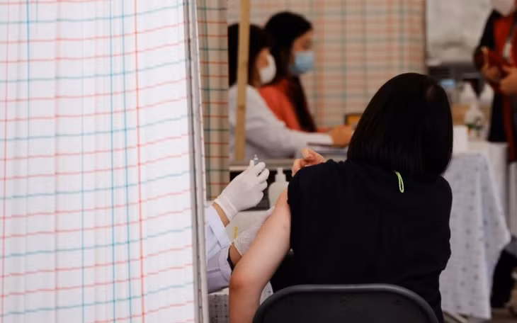 Tiêm phòng dịch bệnh ở Hàn Quốc. Ảnh: al Jazeera/