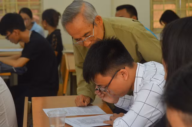 Ngoài hình thức nhập học trực tiếp, một số trường còn cho phép tân sinh viên ở xa, ở vùng lũ có thể nhập học trực tuyến.