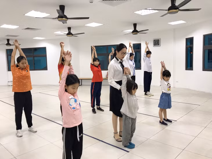 Lớp năng khiếu người mẫu thời trang ở Cung Văn hóa thanh thiếu nhi tỉnh thu hút đông các em nhỏ tham gia.
