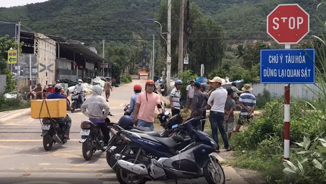 Nhiều người dân hiếu kỳ đến hiện trường tìm hiểu vụ việc. 