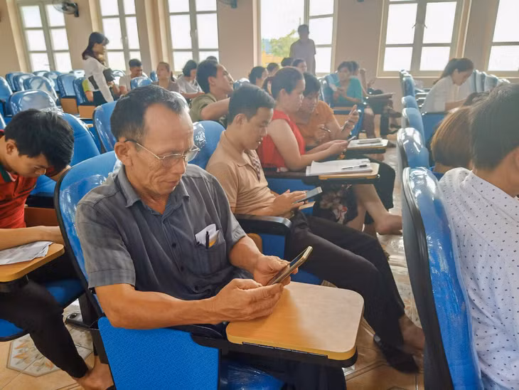 Người dân xã Tân Lập tham gia hội nghị tuyên truyền hướng dẫn sử dụng dịch vụ công trực tuyến mức độ 3, 4 do Huyện Đoàn Đầm Hà tổ chức.