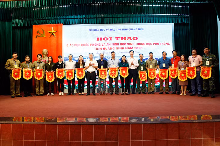 Các đơn vị nhận cờ lưu niệm.