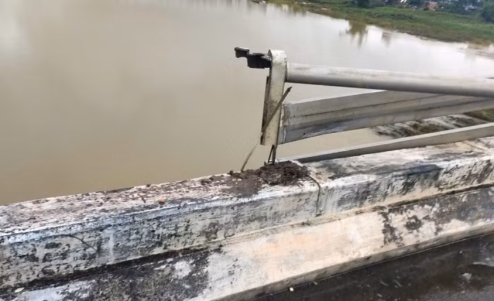 Nhiều đoạn lan can thành cầu Trà Khúc 2 bị gãy