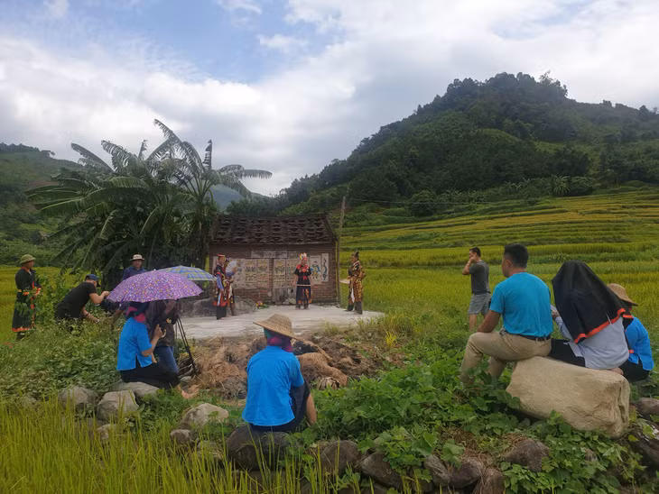 Ekip của Đài Truyền hình Việt Nam đang thực hiện ghi hình cảnh lễ cầu mùa của đồng bào Sán Chỉ, xã Đại Dực ngày 16/10/2020. Ảnh: Dương Hậu (CTV)