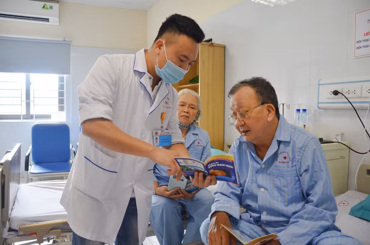 Nhân viên y tế tại khoa Tim mạch, Bệnh viện Đa khoa tỉnh tư vấn cho người bệnh về bệnh lý tim mạch.