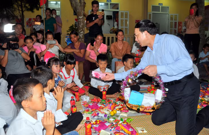 Đồng chí Bí thư Tỉnh ủy, Chủ tịch HĐND tỉnh phát quà bánh, chung vui phá cỗ trăng rằm với các em thiếu nhi tại 