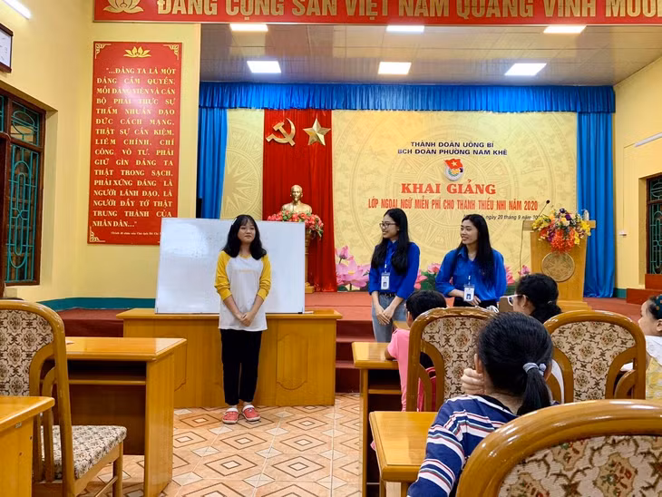 Thanh, thiếu nhi phường Nam Khê, TP Uông Bí hăng hái tham gia buổi học ở lớp dạy tiếng Anh miễn phí.