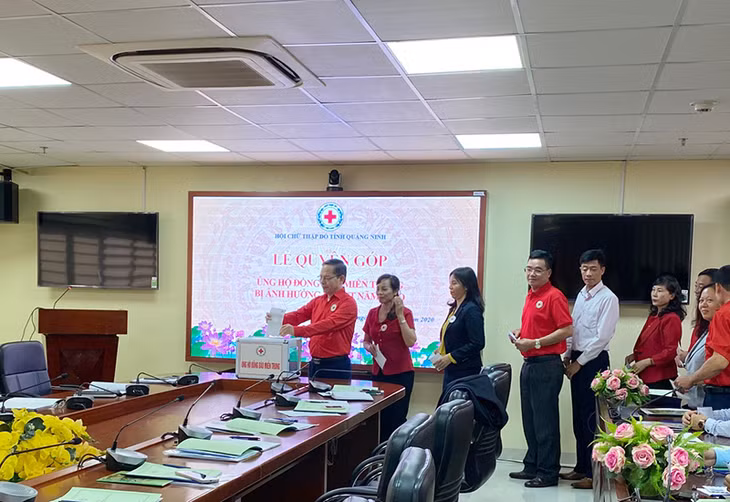 Cũng tại hội nghị, ông Vũ Hồng Hải - Chủ tịch Hội chữ thập đỏ tỉnh Quảng Ninh đã phát động các cấp Hội cơ sở vận động cán bộ, hội viên, thanh thiếu niên, tình nguyện viên Chữ thập đỏ và các tổ chức, cá nhân, các tầng lớp nhân dân ủng hộ đồng bào miền Trung khắc phục hậu quả do mưa lũ gây ra