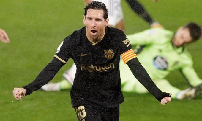 Messi chia vui sau quả tạt khiến cầu thủ Celta Vigo phản lưới, trong chiến thắng ở vòng 2 La Liga. Ảnh: Reuters.