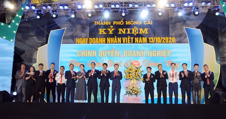 Lãnh đạo TP Móng Cái tặng hoa chúc mừng các doanh nhân nhân dịp .