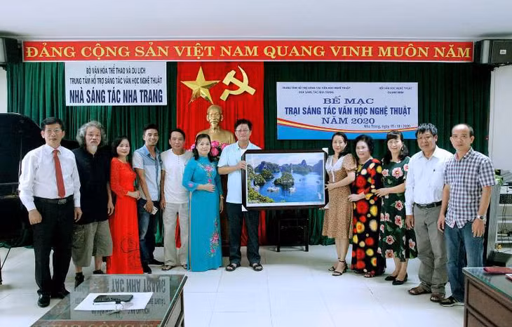 Các văn nghệ sĩ Quảng Ninh tại Lễ bế mạc trại sáng tác