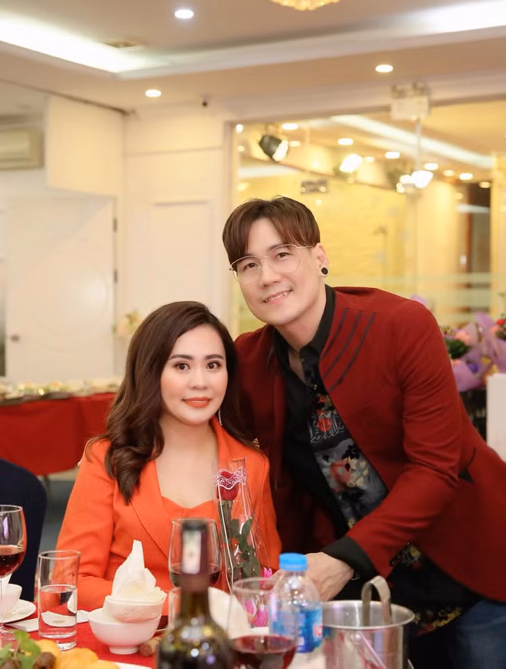 Ca sĩ Khánh Phương tặng hoa cho diễn viên Phan Kim Oanh.