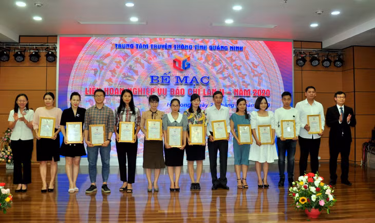 Ban Tổ chức trao thưởng cho các tác giả, nhóm tác giả đoạt giải Bạc của Liên hoan.