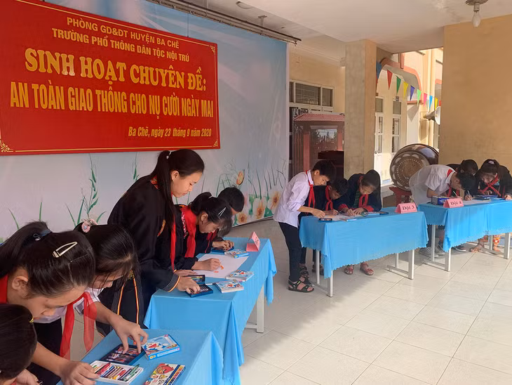 Học sinh Trường Phổ thông Dân tộc nội trú huyện Ba Chẽ thi vẽ tranh tuyên truyền Luật Giao thông trong giờ sinh hoạt ngoại khoá vào tháng 9/2020. Ảnh:Nguyễn Duy.uyễn Duy